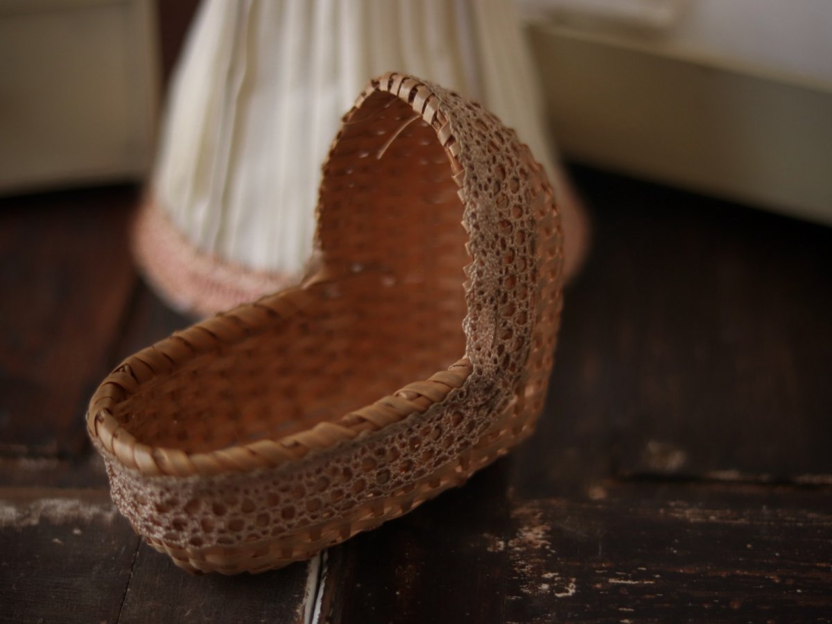 画像4: レースで飾られた籐のゆりかご (4)