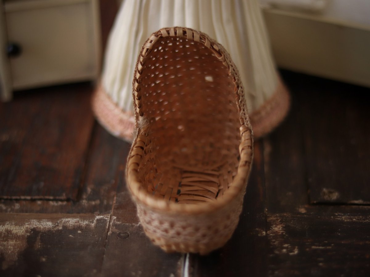 画像6: レースで飾られた籐のゆりかご (6)