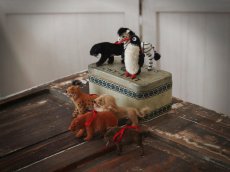 画像1: Wagner Handwork  小さな動物たちシリーズ/赤いリボンのクリスマスオーナメント / Wagner Künstlerschutz (1)