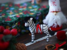 画像2: Wagner Handwork  小さな動物たちシリーズ/赤いリボンのクリスマスオーナメント / Wagner Künstlerschutz (2)