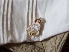 画像1: ヴィクトリアン少女のブローチ (1)