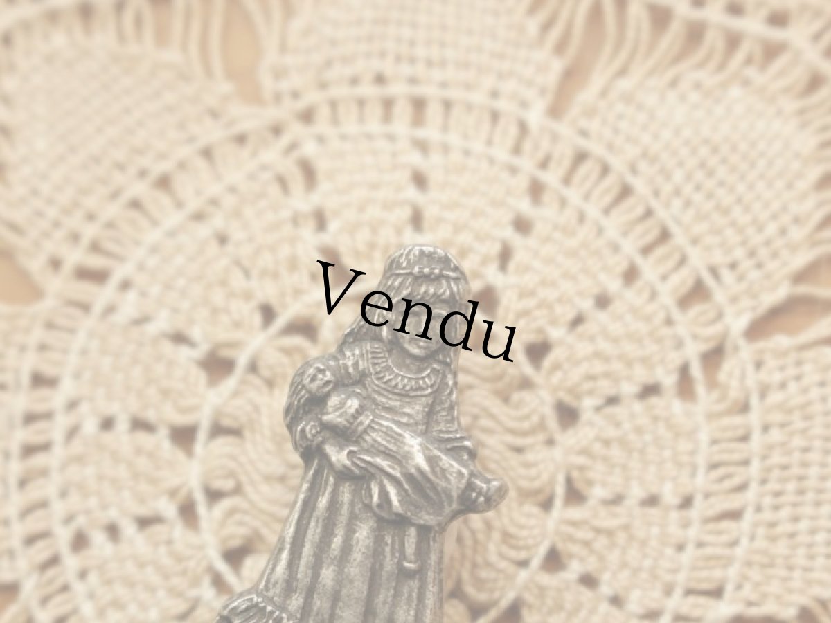 画像2: お人形を抱いた少女のブローチ (2)