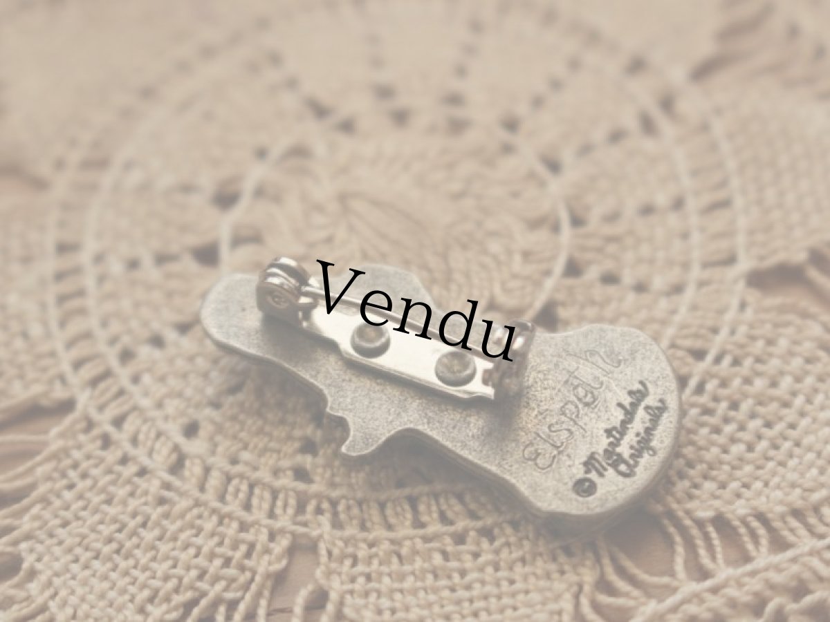 画像4: お人形を抱いた少女のブローチ (4)