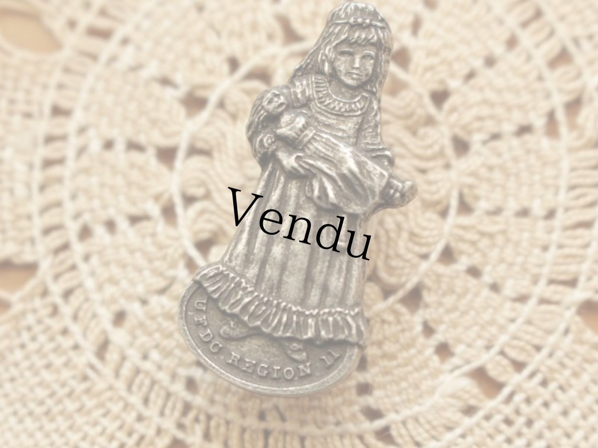 画像3: お人形を抱いた少女のブローチ (3)