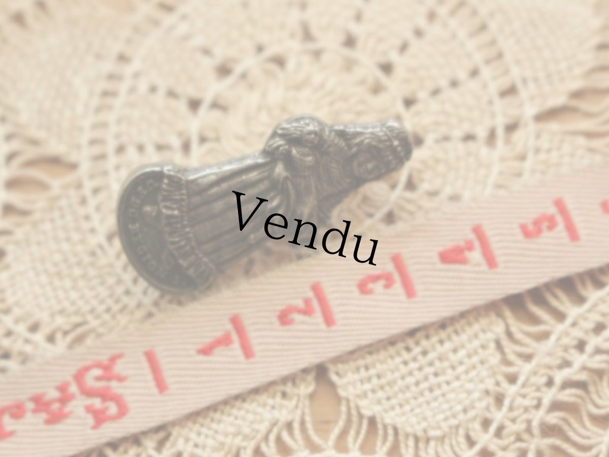 画像6: お人形を抱いた少女のブローチ (6)