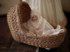 画像1: レースで飾られた籐のゆりかご (1)