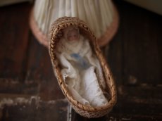 画像2: レースで飾られた籐のゆりかご (2)