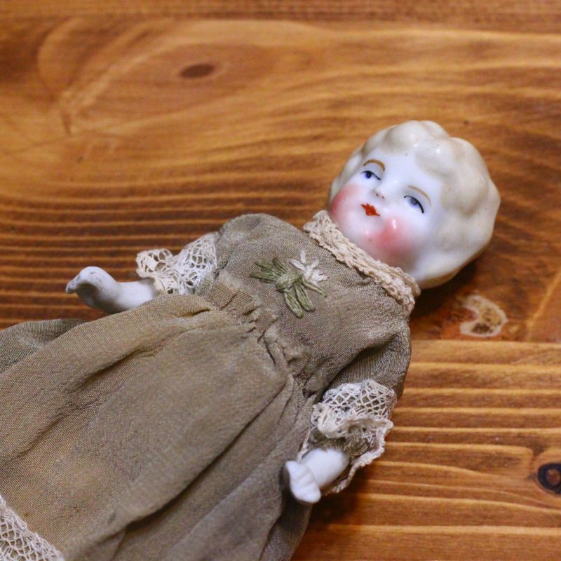 ロシア作家によるドレスを身につけたチャイナヘッドドール