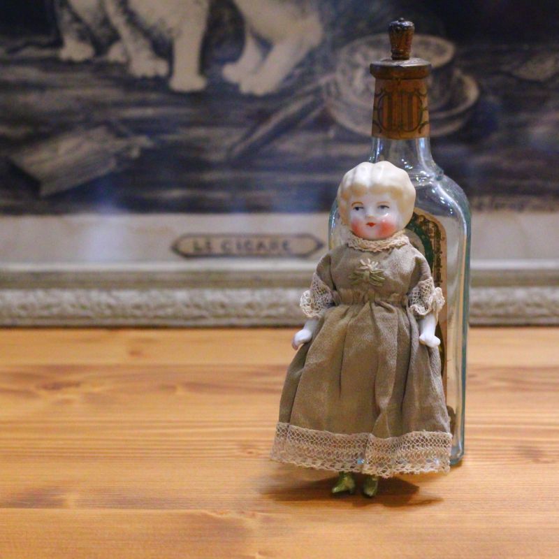 ロシア作家によるドレスを身につけたチャイナヘッドドール