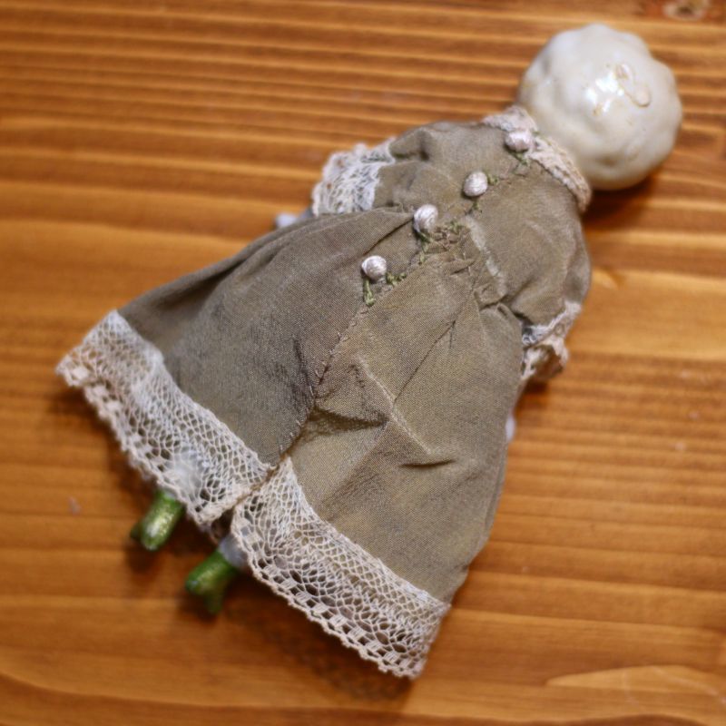 ロシア作家によるドレスを身につけたチャイナヘッドドール