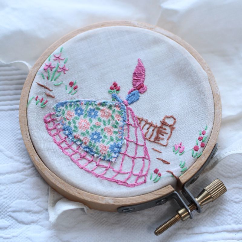 女の子の刺繍と刺繍フレーム Ek Brocante Antique ブロカント 蚤の市 Antique Toricotte アンティークショップ